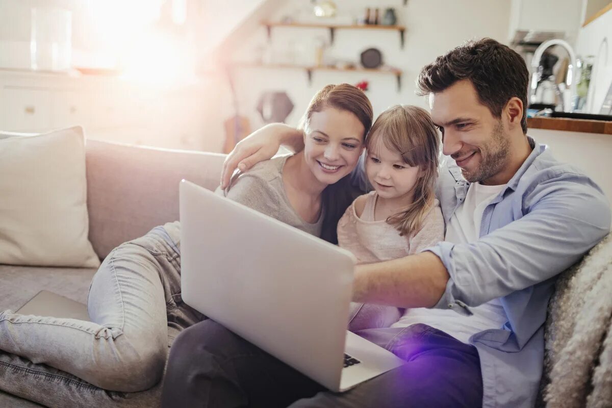 Семья за ноутом. Семья с ноутбуком. Счастливая семья с ноутбуком. Дети родители компьютер.