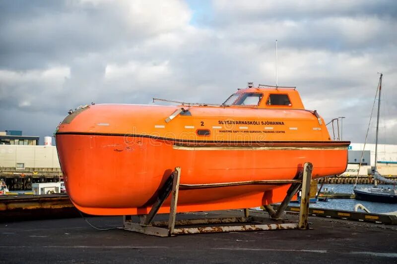 Как называлась спасательная шлюпка. Оранжевый спасательный бот. Оранжевый катер спасательный. Оранжевая спасательная шлюпка. Оранжевая яхта.