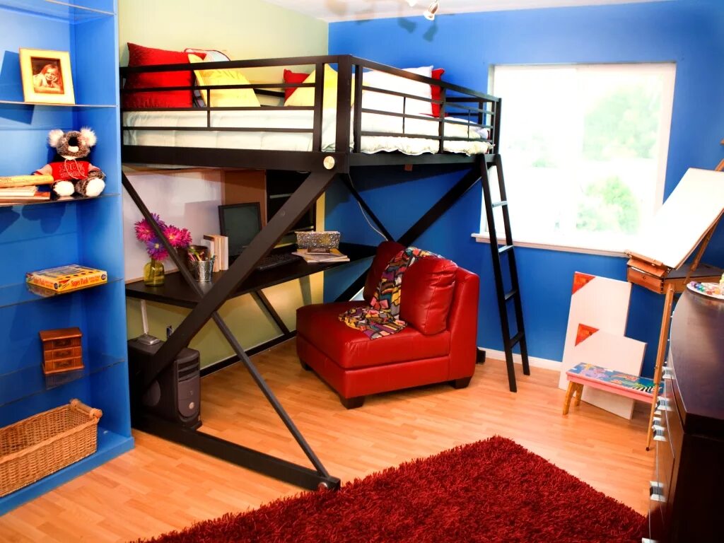 Дизайнерская планировка детской комнаты с мансардой. Кровать-чердак. Девочка на втором этаже. Детская комната на чердаке. Детская комната со вторым ярусом.