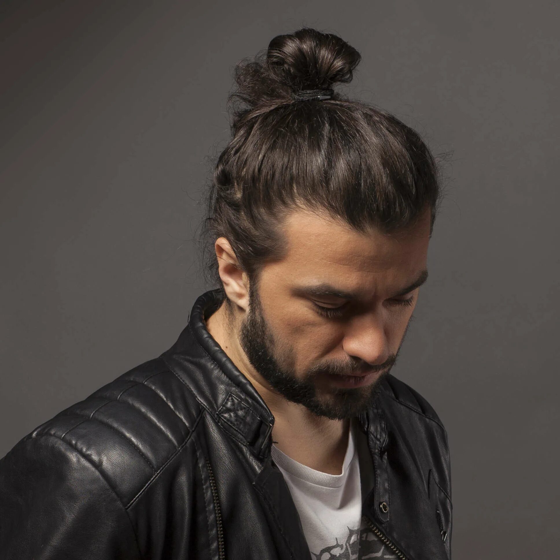 Стрижка man bun. Man bun прическа. Мэн бун. Мужской бан. Мужской бан.