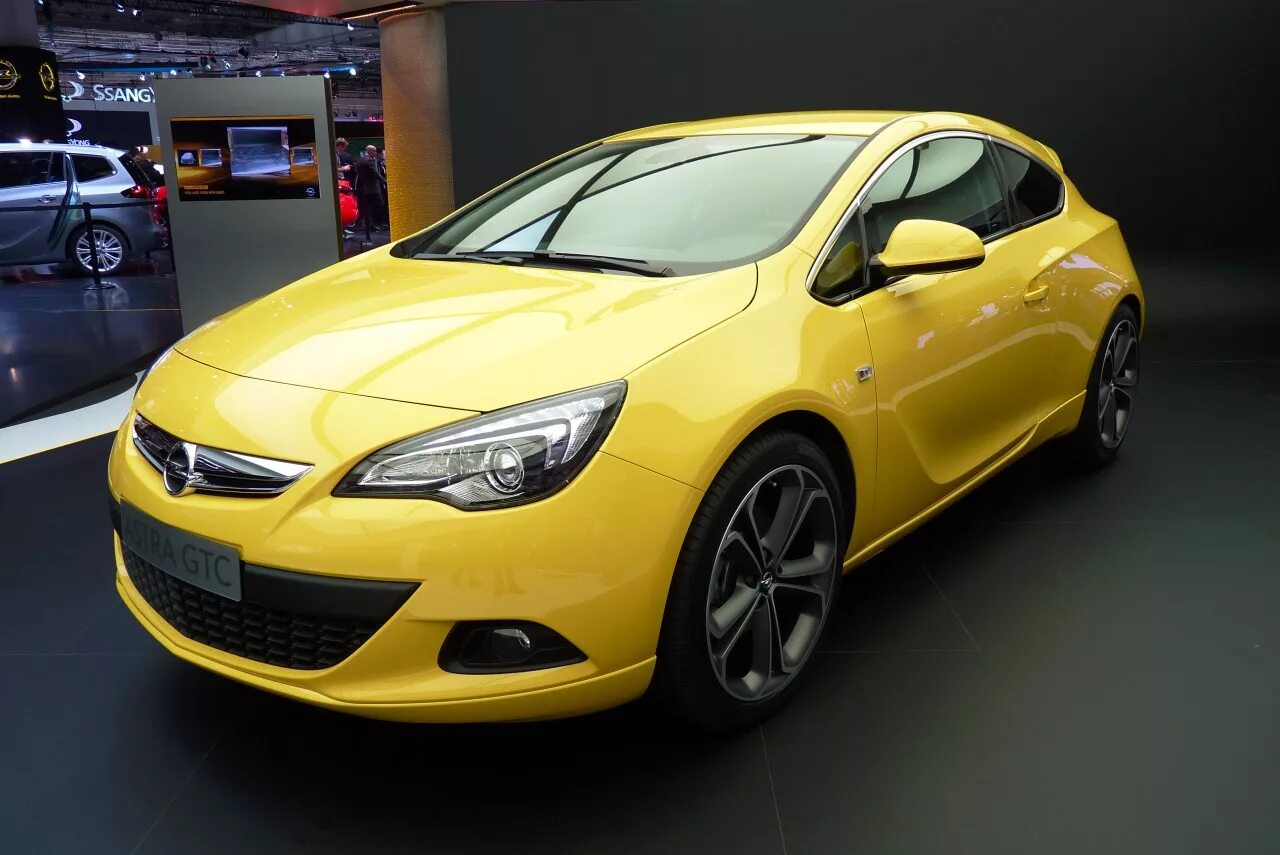 Стоимость opel. Opel Astra GTC 2012. Opel Astra GTC 2020 купе. Opel Astra GTC 4 двери. Opel Astra GTC 2012 купе.