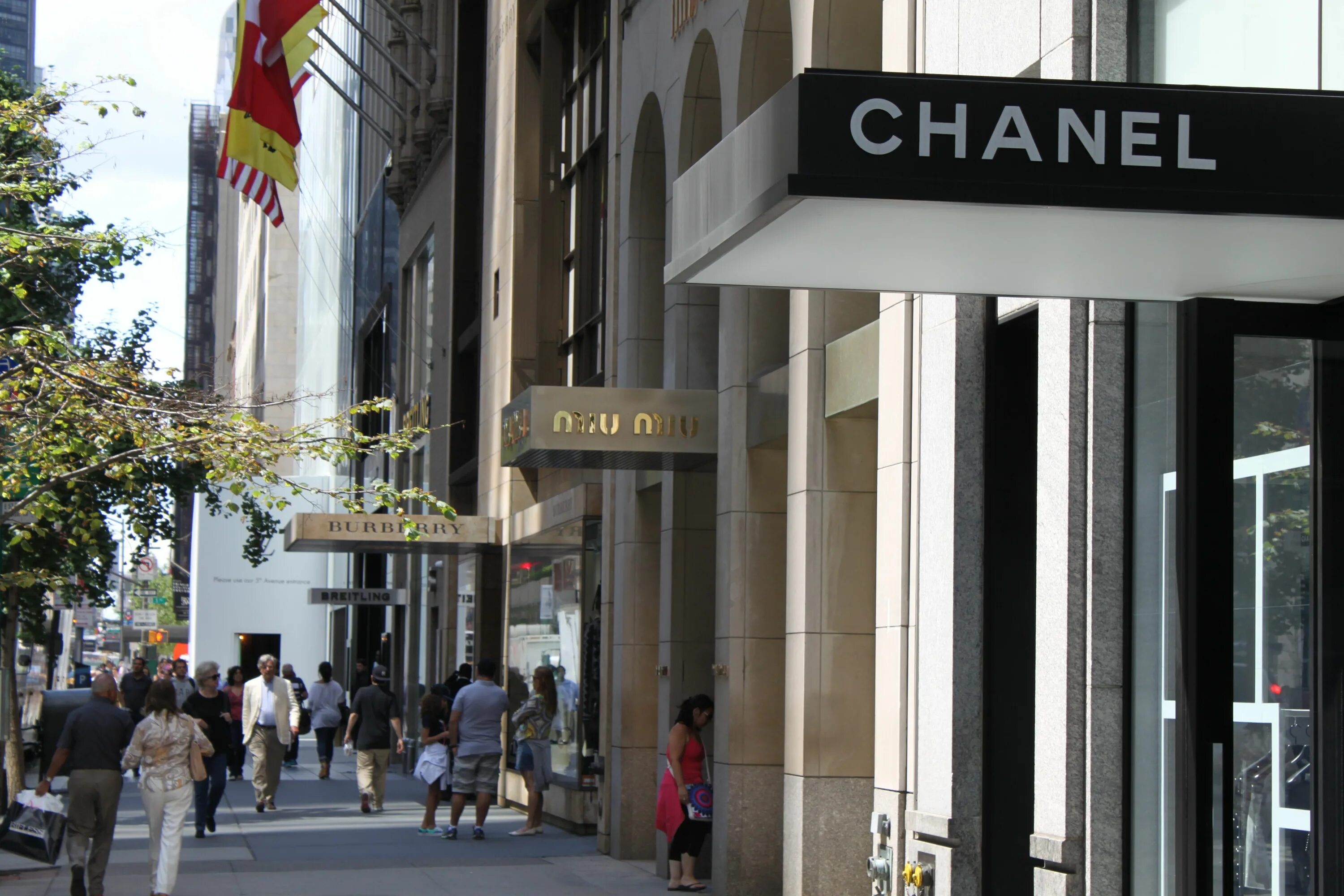 Shopping new york city. Shopping new york city. нью-йорк манхэттен таймс сквер. витрина гуччи в нью-йорке. тайм сквер в нью-йорке фото.