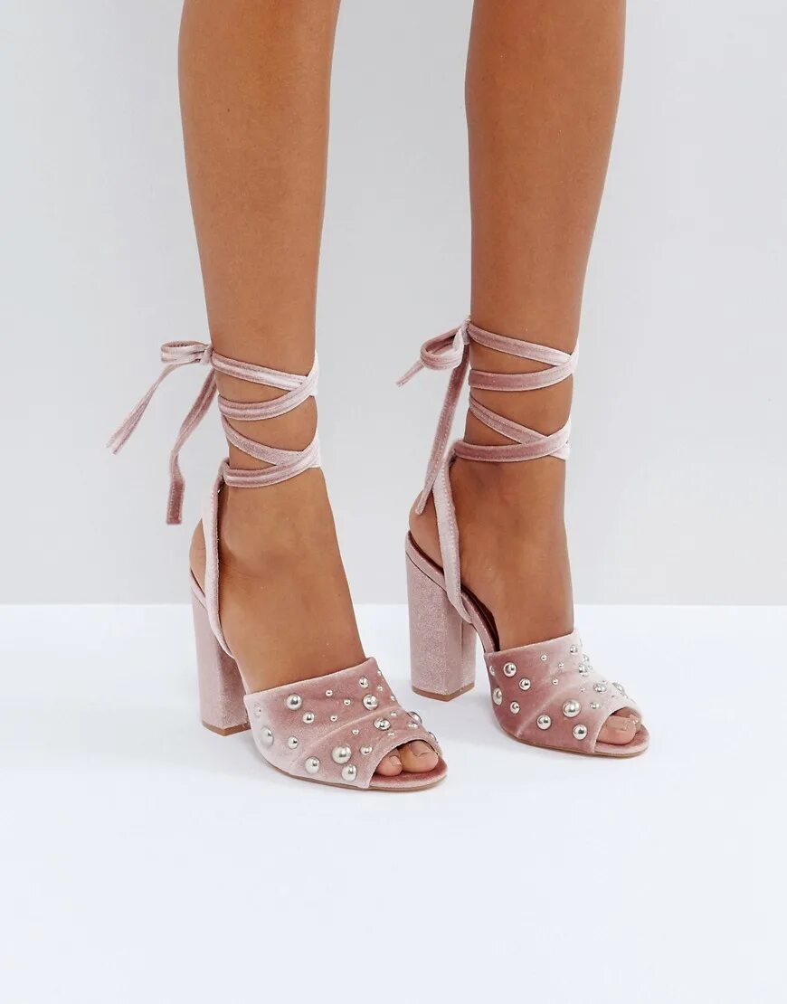 босоножки с завязками вокруг ноги. сандалии на шнуровке. сандалии женские на завязках. босоножки с ремешками. сандали с завязками вокруг ноги.