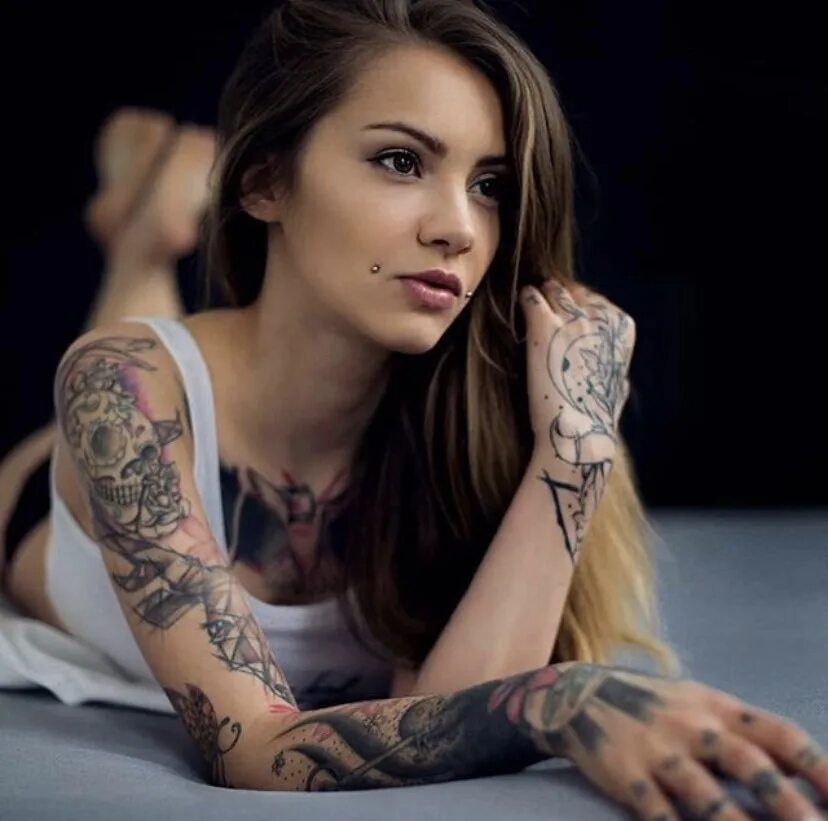 Как зовут девушку с татуировкой. Riae mccartney. Четкие девушки. Как зовут девушку с татуировкой. Svetlana suicide.