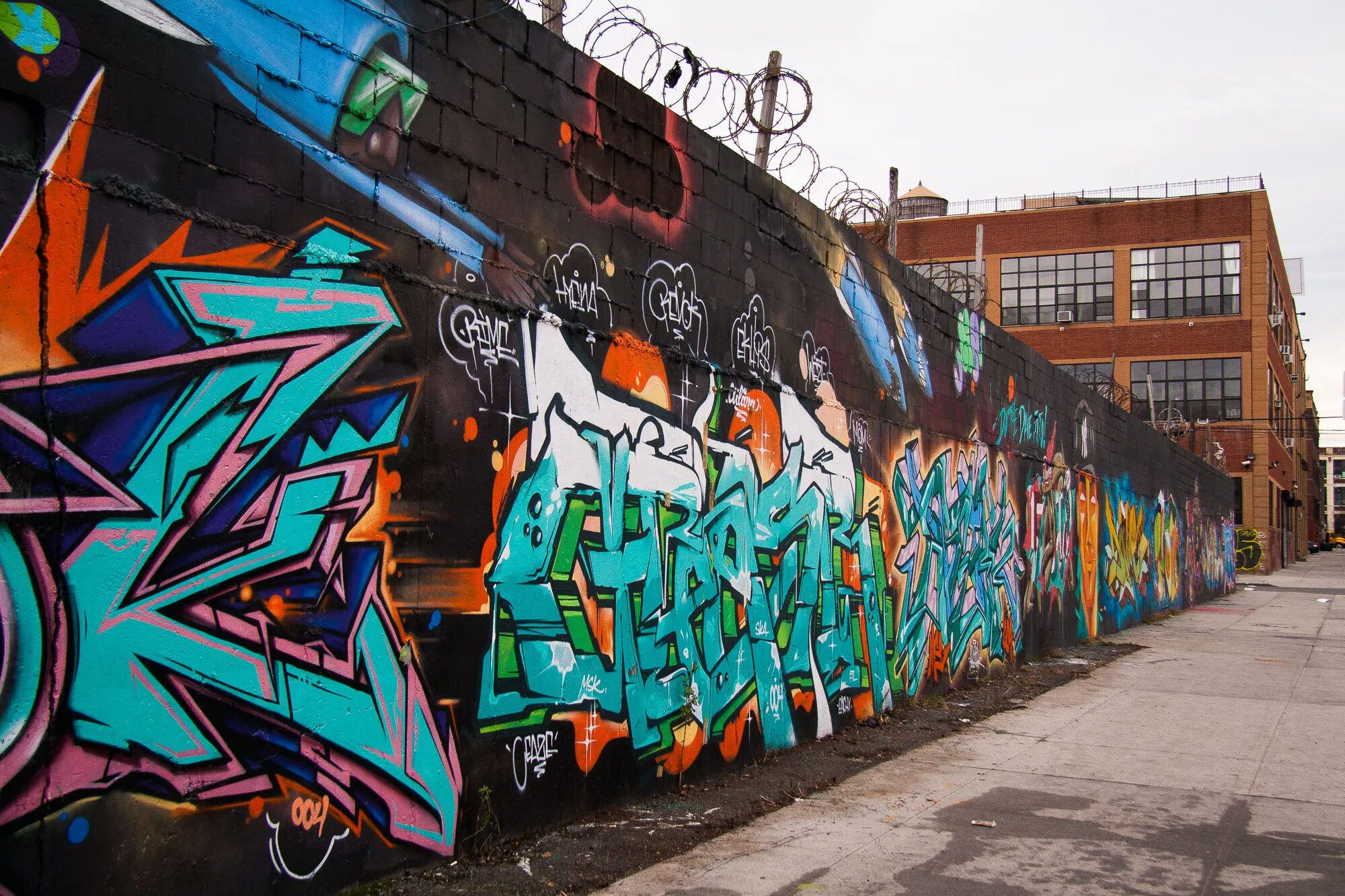 Modern graffiti. граффити. современный вандализм. граффити. уличные граффити.