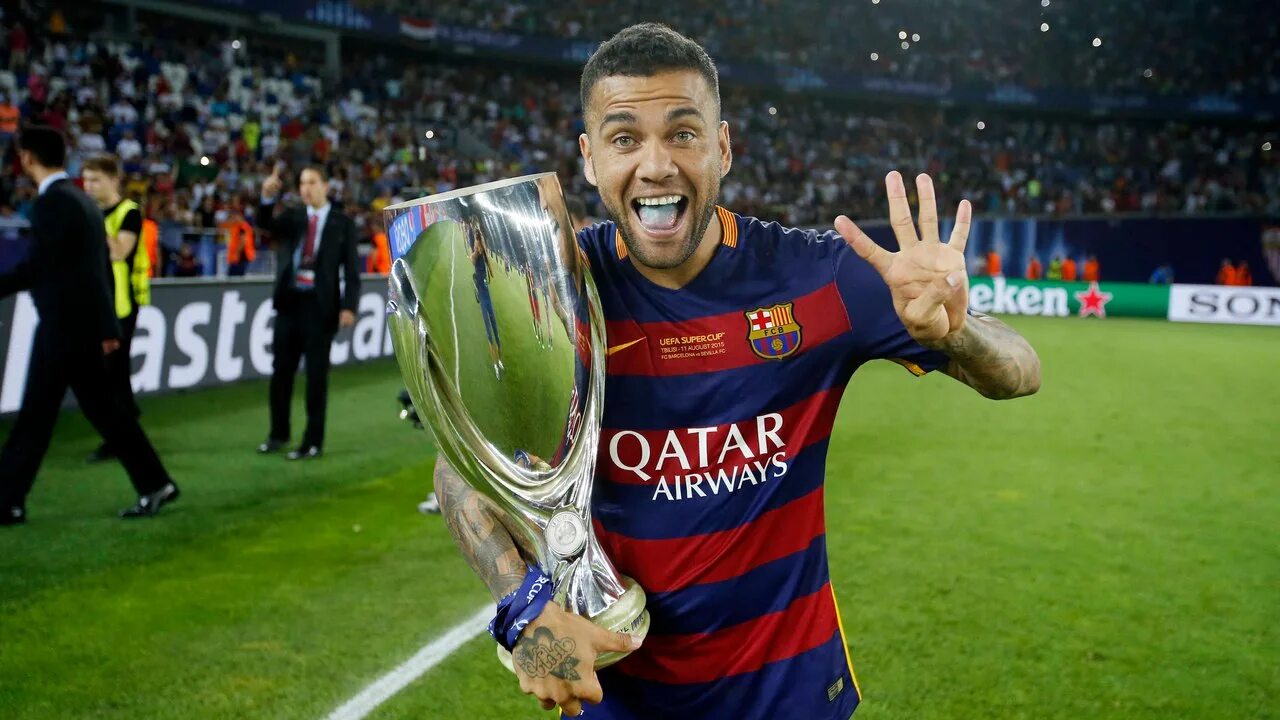 Dani Alves футболист. Дани Алвес Барселона. Дани Алвес Barcelona kubok. Дани Алвес с Кубком. Дани алвес жив