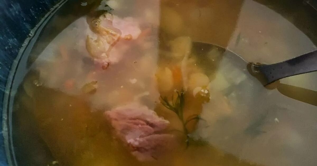 суп с копчеными ребрышками без гороха. гороховая похлебка с копченостями. гороховый суп с копчеными ребрышками. суп с копчеными ребрышками без гороха. гороховый суп с копченостями ребрышками.