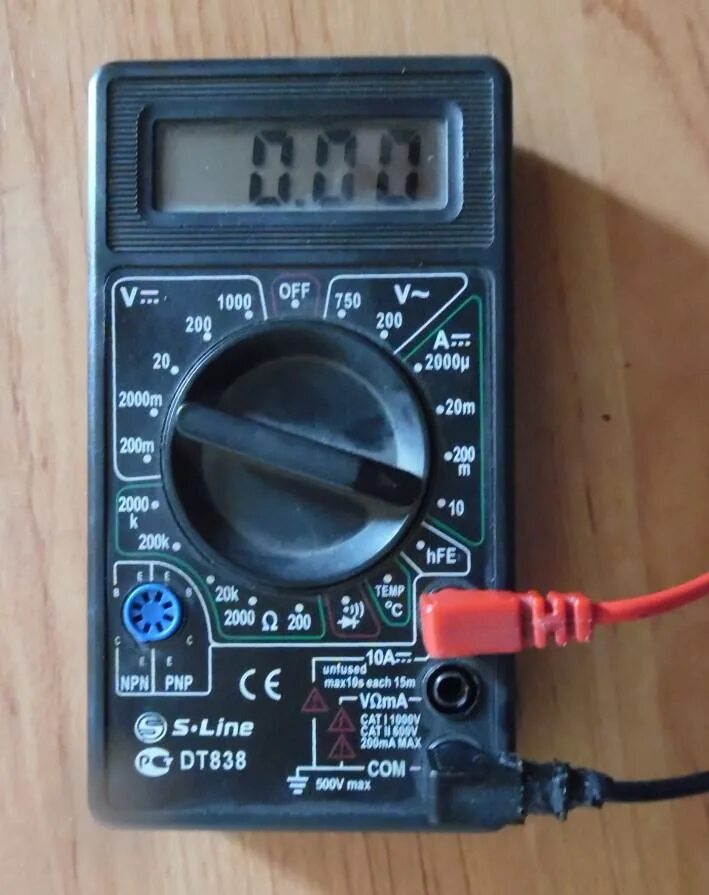 Мультиметр 12 вольт. Мультиметр измерение напряжения 12 вольт. DT 830b батарейка. Как мультиметром проверить напряжение аккумулятора 12 вольт.