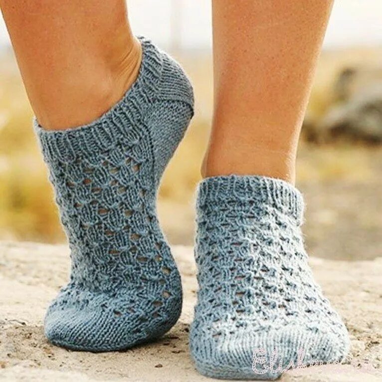 Вязаные носки спицами. Вязаные ажурные носки спицами. Женские носки спицами видео. Носочки женские спицами. Красивые носочки.