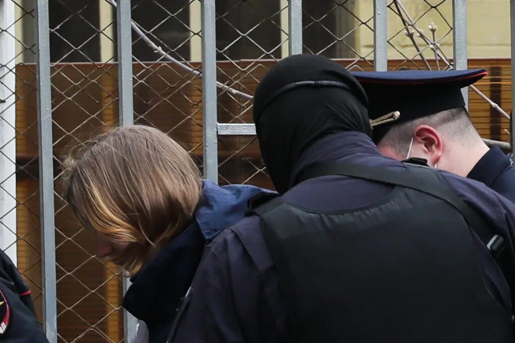 Басманный суд арестовал дарью трепову. Мера взыскания подозреваемые обвиняемые. Люди в зале суда. Арест. Какой срок дали треповой.