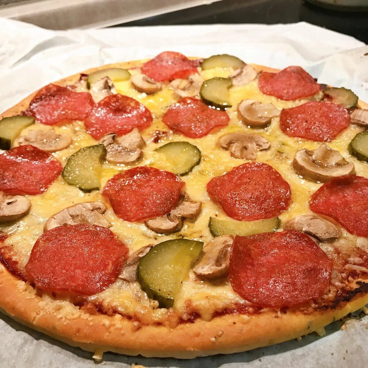 Простая пицца дома рецепт. Пицца самодельная. Пицца из духовки. Основа для пиццы готовая. Готовая пицца в духовке.