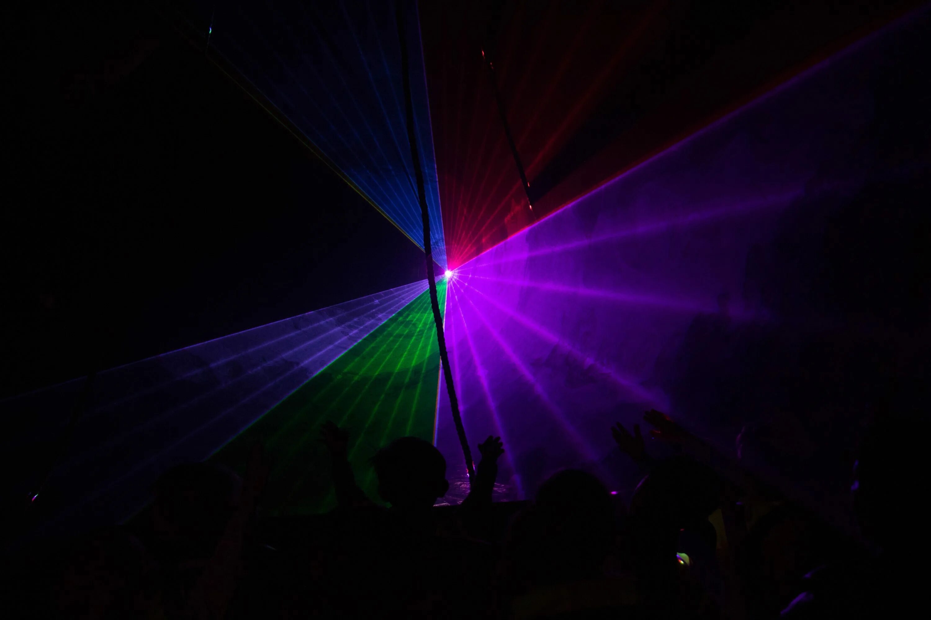 Включи клуб свет. Свет для дискотеки. Лазеры в дыму. Дискотека фото. Свет лазера.
