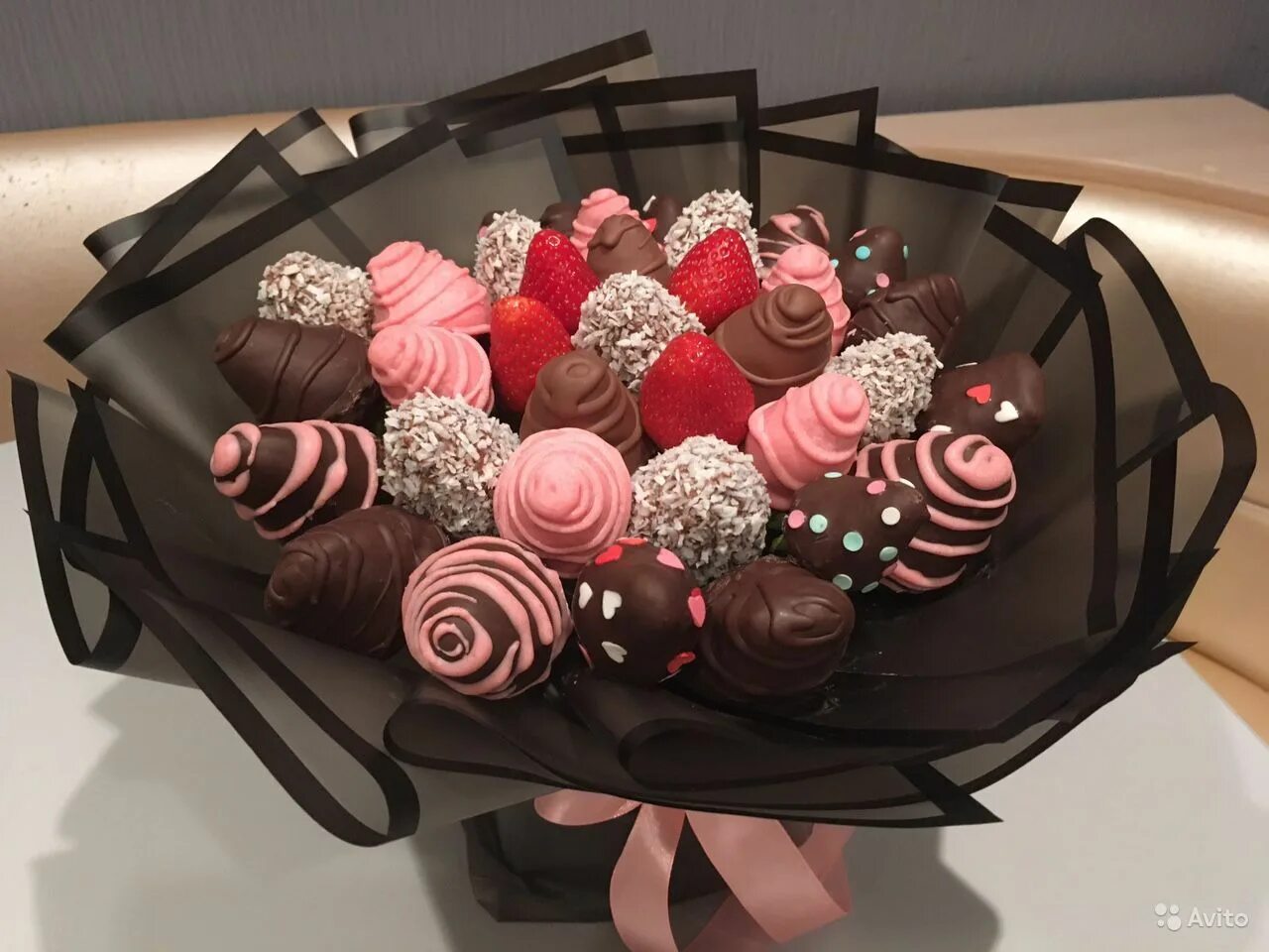 Сладкий букет с чоко пай. Букет из шоколадных цветов. Шоколадные букеты. Шоколадные букеты. Букет клубника в шоколаде.