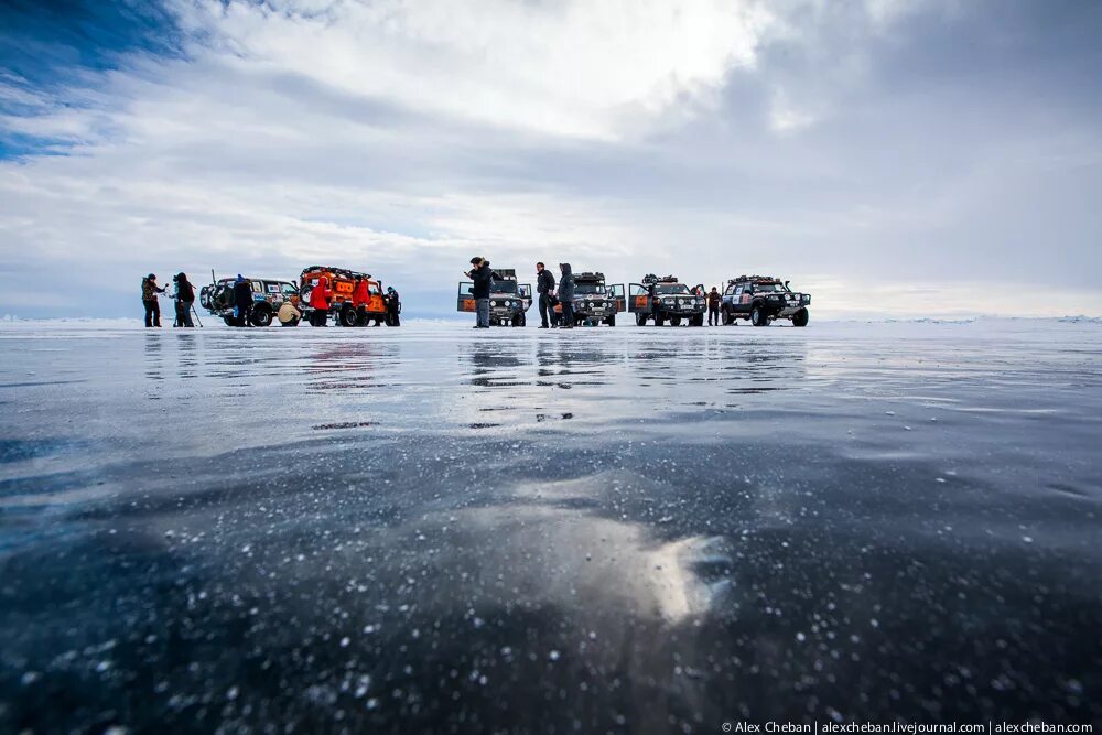 Сколько лед на байкале. Джип на льду Байкала. Замерзший Байкал. Джип на Байкале зимой. Байкал зимой на машине.