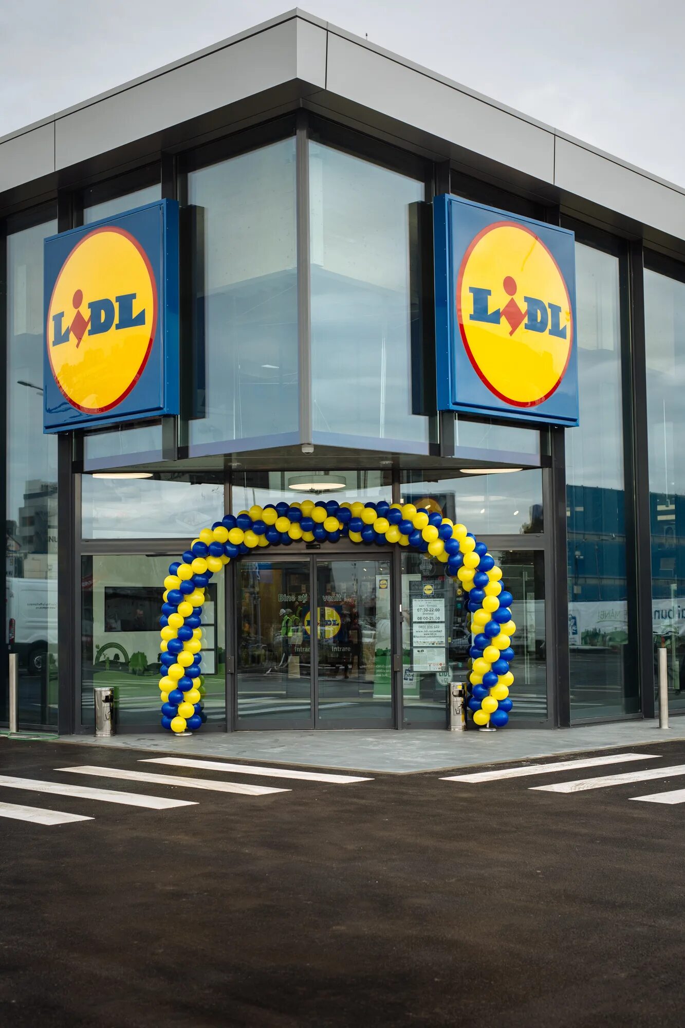 Лидл польша. Магазин Лидл в Германии. Лидл Чехия. Lidl супермаркет.