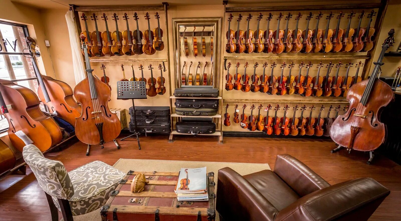 В музыкальном магазине продают скрипки и гитары. Музыкальный магазин. Скрипичный магазин. Полки для скрипок. Комната скрипача.
