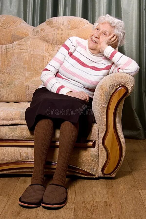 Пожилая женщина сидит на диване. Пожилые женщины на диване. Бабушка на диване. Пожилые женщины в колготках.