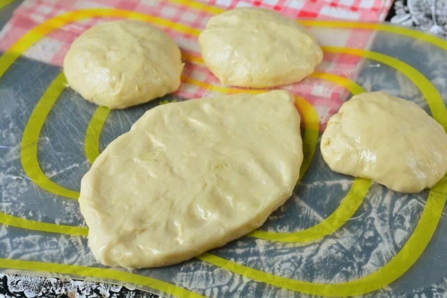 Жареные пирожки лапти. Пирожки с картошкой жареные. Пирожки лапти. Тонкие пирожки на кефире. Пирожки лапти жареные с картошкой.