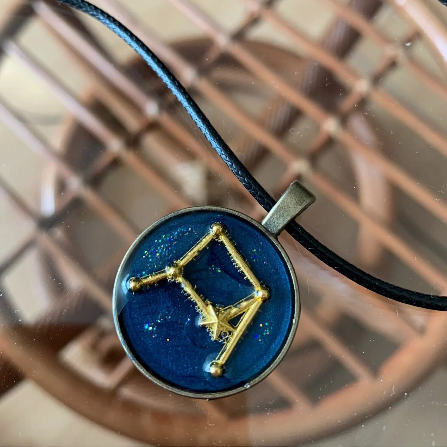 Медальончики. Подвеска монетка золото. Где найти медальоны синдиката варфрейм. Ювелирное искусство византия панагия. Медальоны синдиката.