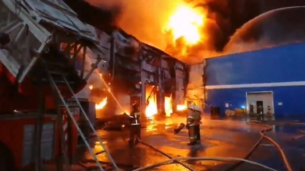 Сгоревший ангар. Пожар на складе в Екатеринбурге. Сгорел ангар в Знаменске. Пожарник тушит поезд. Сгорел ангар
