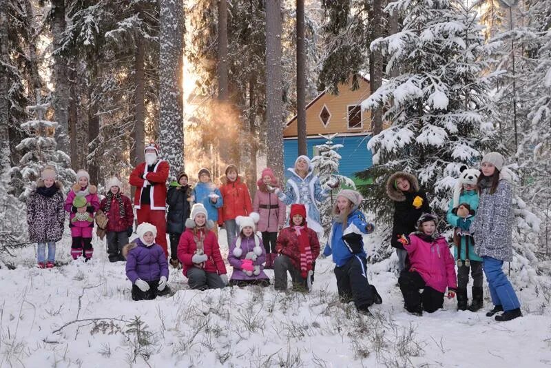 Зимний лагерь для детей. Детский лагерь зимой. Зимние каникулы. Зимний детский лагерь. Зимний лагерь для детей.