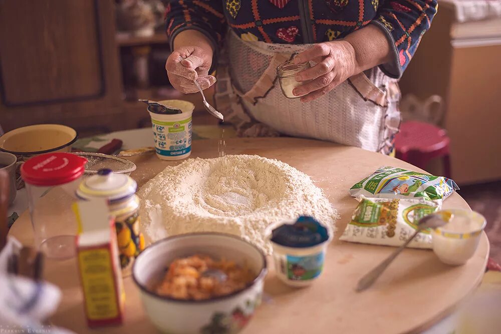 Бабушка варит. Бабушка стряпает пирожки. Бабушка и пироги. Бабушка с едой. Пирог и бабушкины руки.