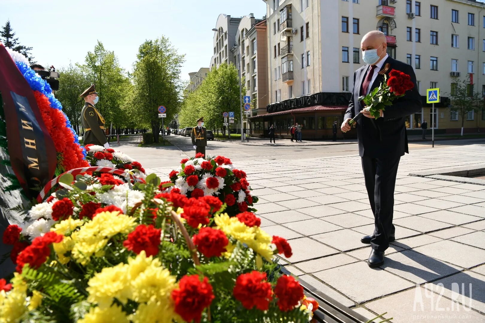 Новости день кемерово. Памятник вечный огонь Кемерово. Мемориал вечный огонь Кемерово. 9 Мая вечный огонь Кемерово. Кемерово вечный огонь день Победы.