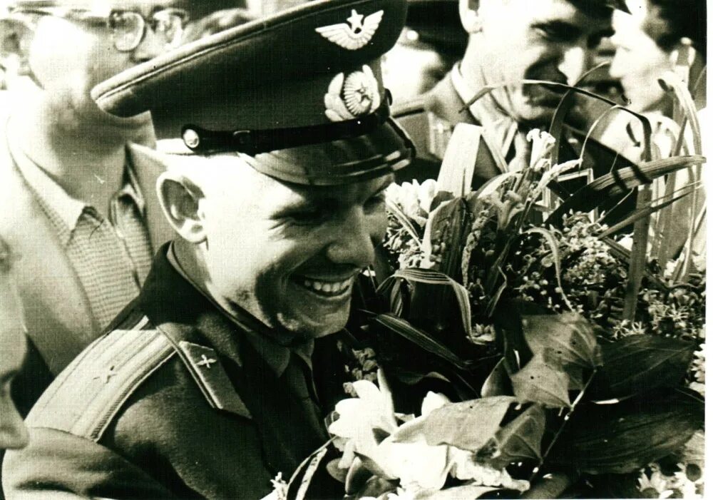 Бандит убийца преступника. Ментовская подстилка. Реальное место преступления. Лопухов. Гагарин с ромашками.