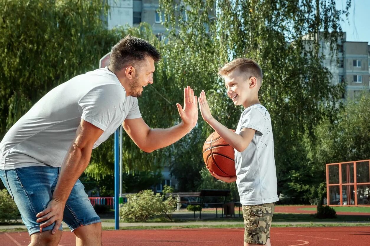 Папа играет в футбол. Дети играют в баскетбол. Отец и сын баскетбол. Папа с сыном играют в баскетбол. Дети играющие в баскетбол.