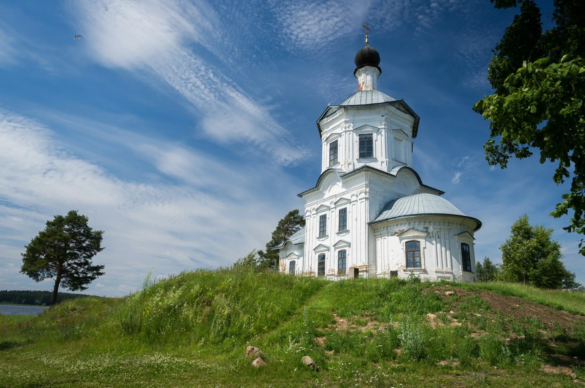 Церковь на холмах. Селигер Церковь. Церковь на Холме. Храм на пригорке. Церквушка на пригорке.