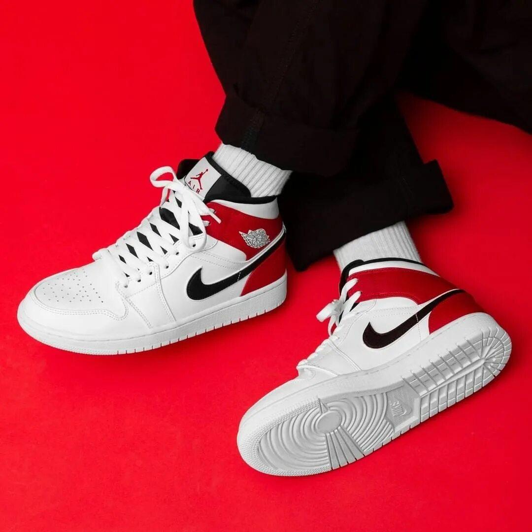 Кроссовки air jordan mid. Nike Air Jordan 1 Black White. Nike Air Jordan 1 White Black Red. Nike Air Jordan 1 Red White. Jordan Nike Air 2020 Red Black White.