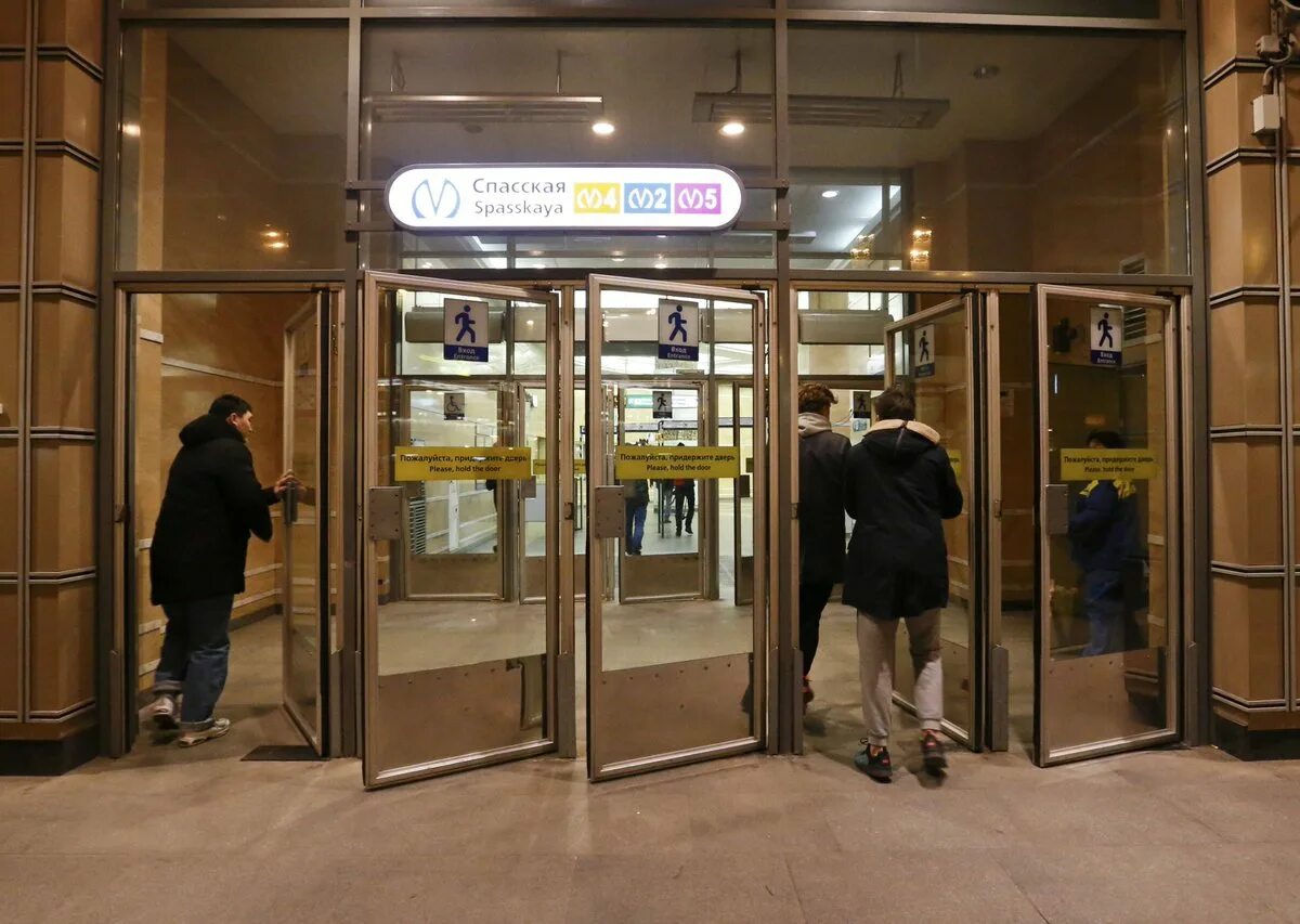 Лифт в метрополитене. Двери метро. Метро Питер двери. Горизонтальный лифт. Лифт в метро.