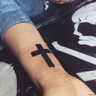 Тату крест на руке