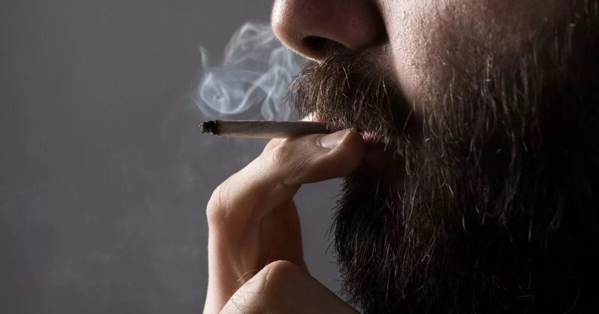 Курят ли православные. Курящий человек. Парень курит. Чел с сигаретой. Курит сигарету.