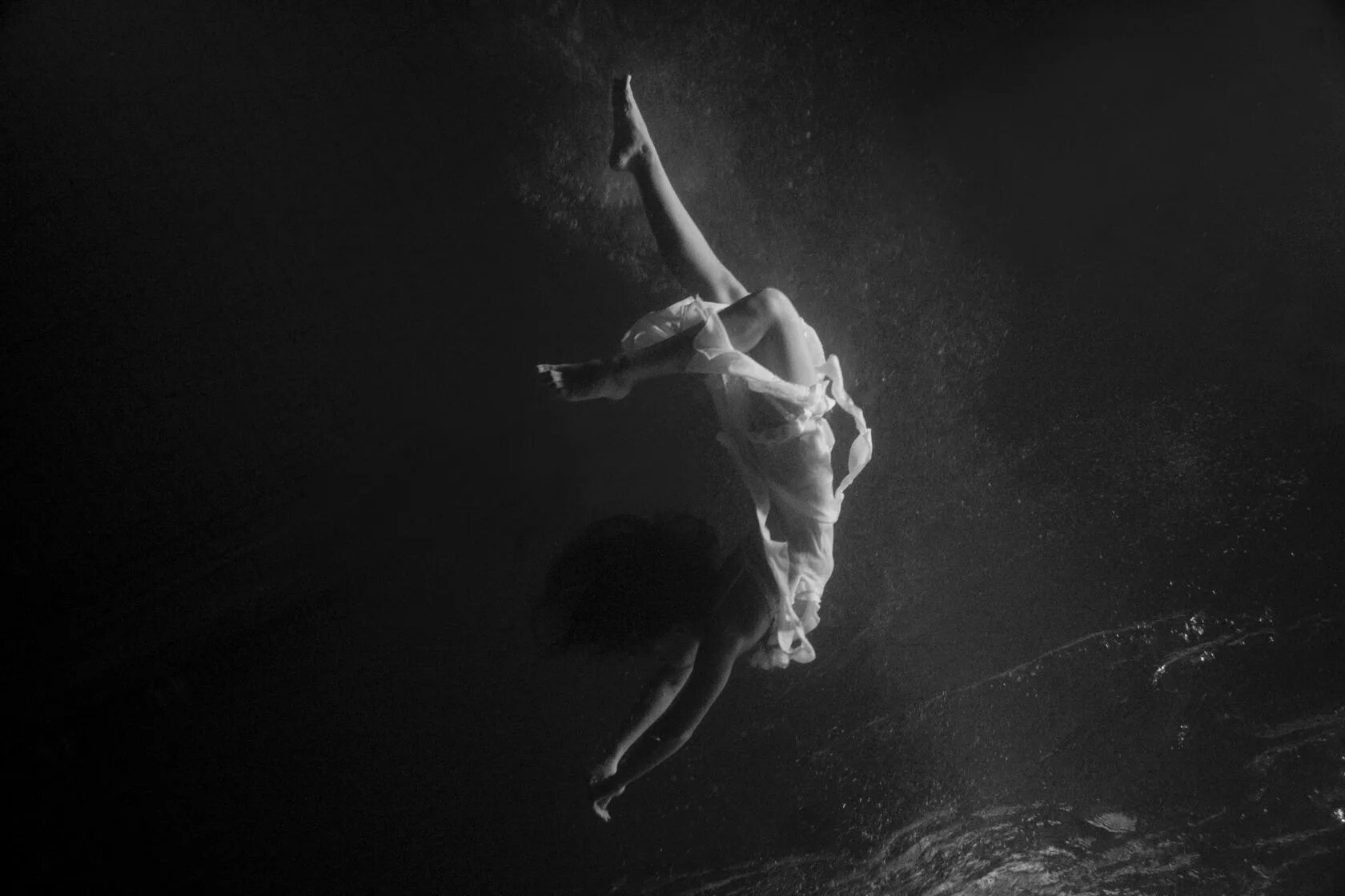 Космическая одиссея 2001 капсула летает. Человек парит в воздухе. Невесомость. Фотосессия невесомость. Парю в невесомости.