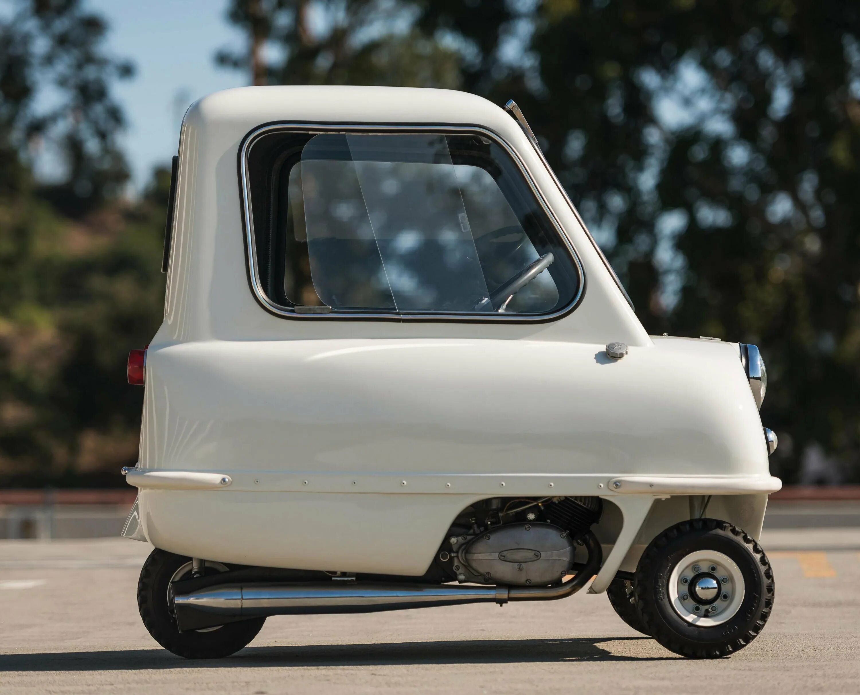 Машина Peel p50. Самый маленький автомобиль Peel p50. Одноместный автомобиль Peel p50. Трехколесный Peel p50. Покажи страшные машины