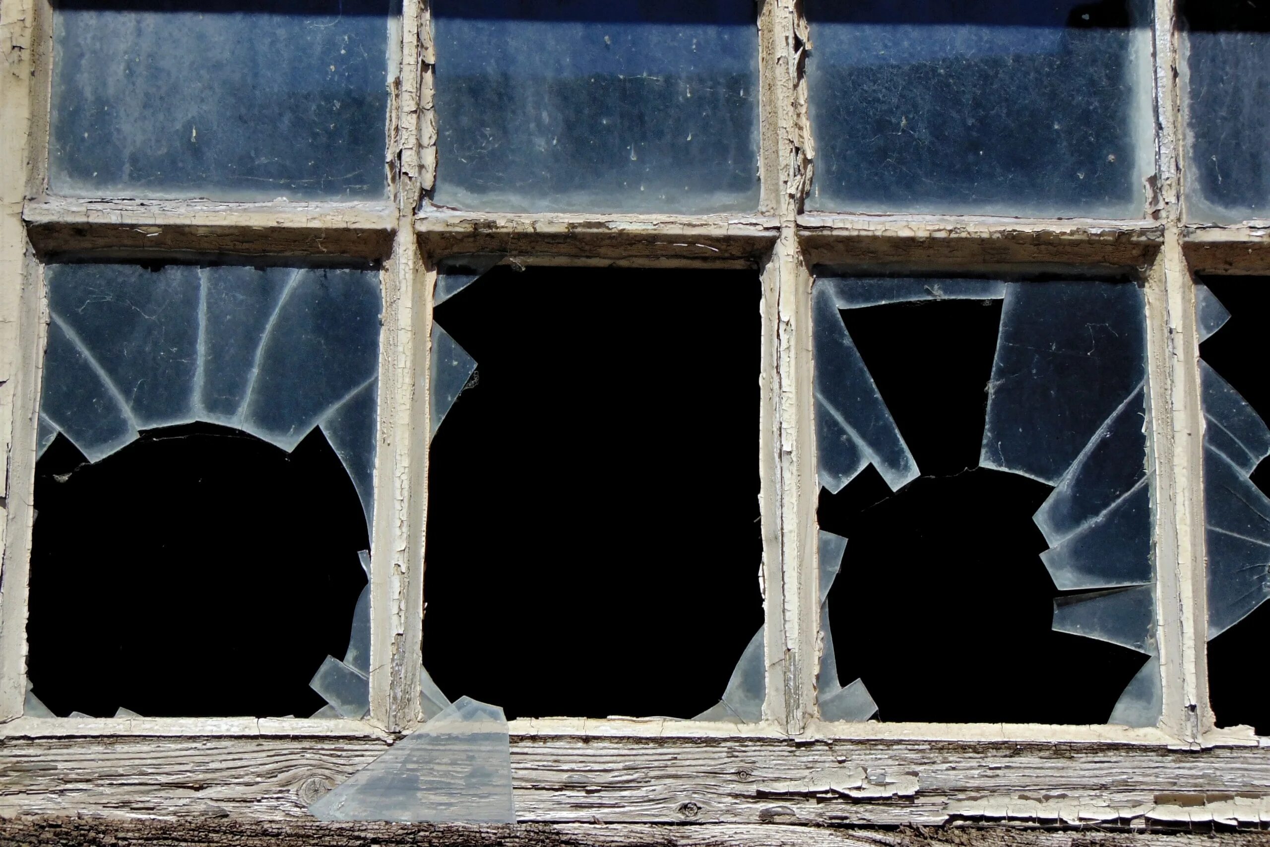 Дом с разбитыми окнами