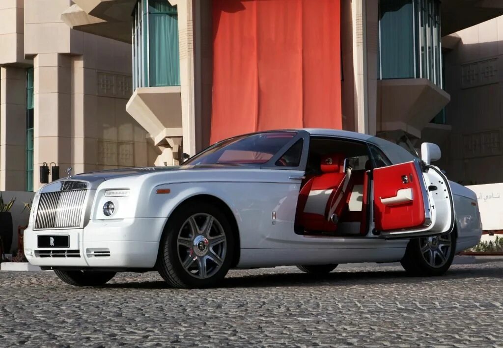 Rolls com. Роллс Ройс купе. Роллс Ройс Фантом купе. Роллс Ройс Абу Даби. Rolls Royce Phantom Coupe Black.
