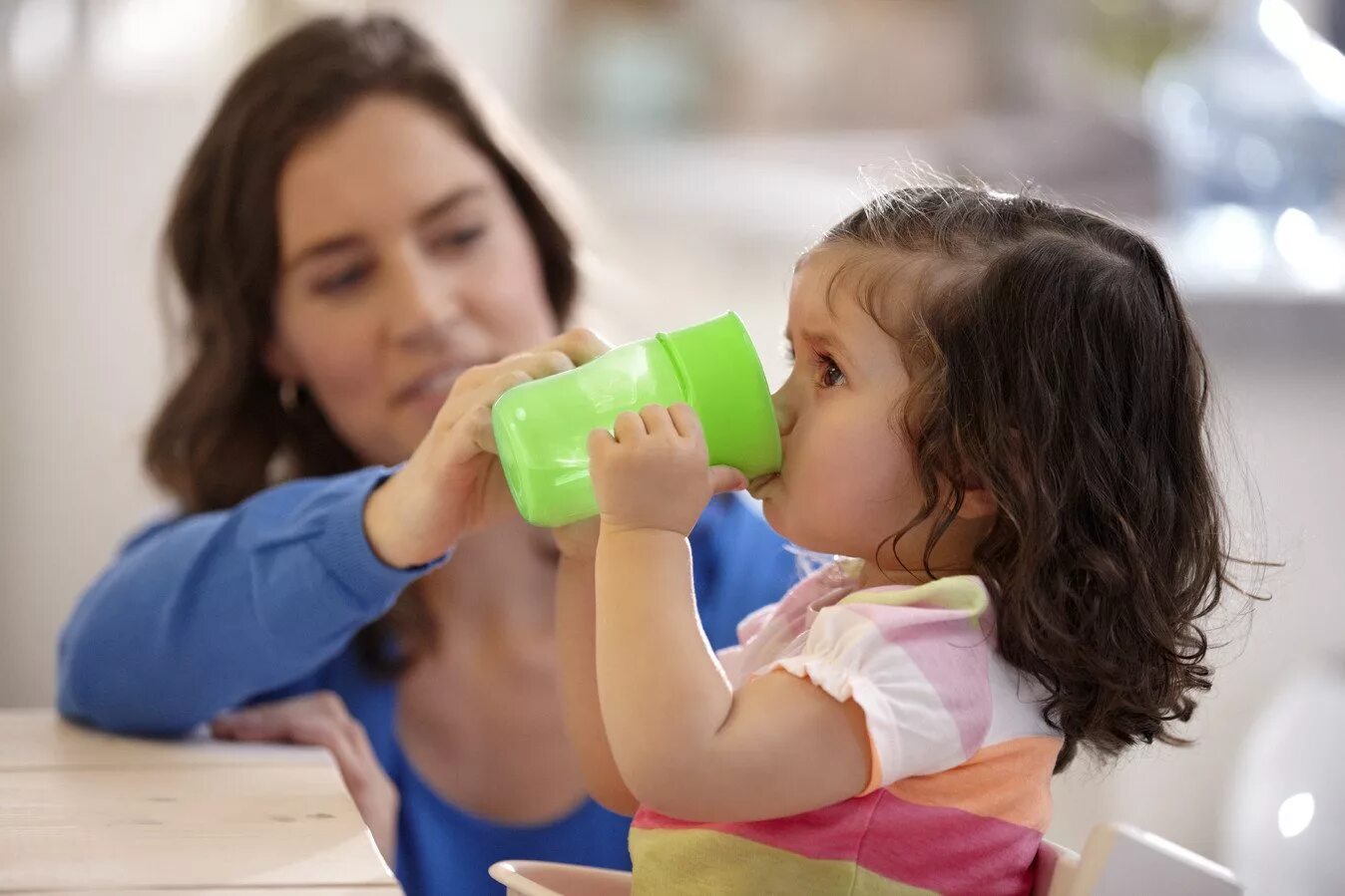 Avent Sippy Cup. Ребенок пьет из кружки. Ребенок пьет из крвшки. Питье из кружки. Мама пьет дочку