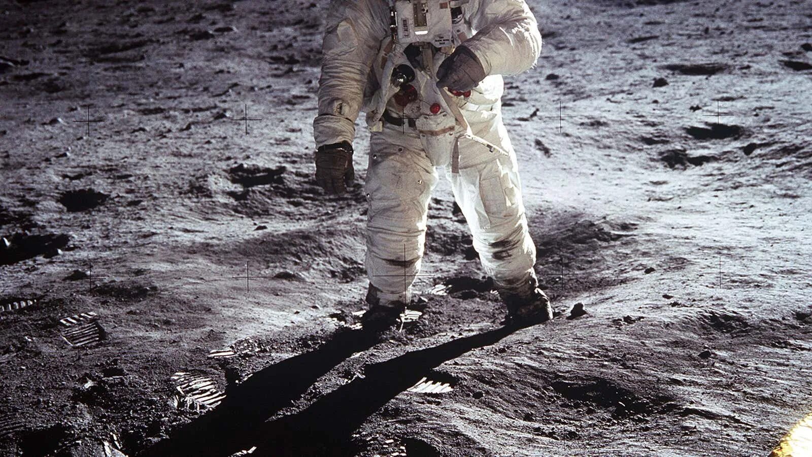 Эдвин Олдрин на Луне. Walking on the moon