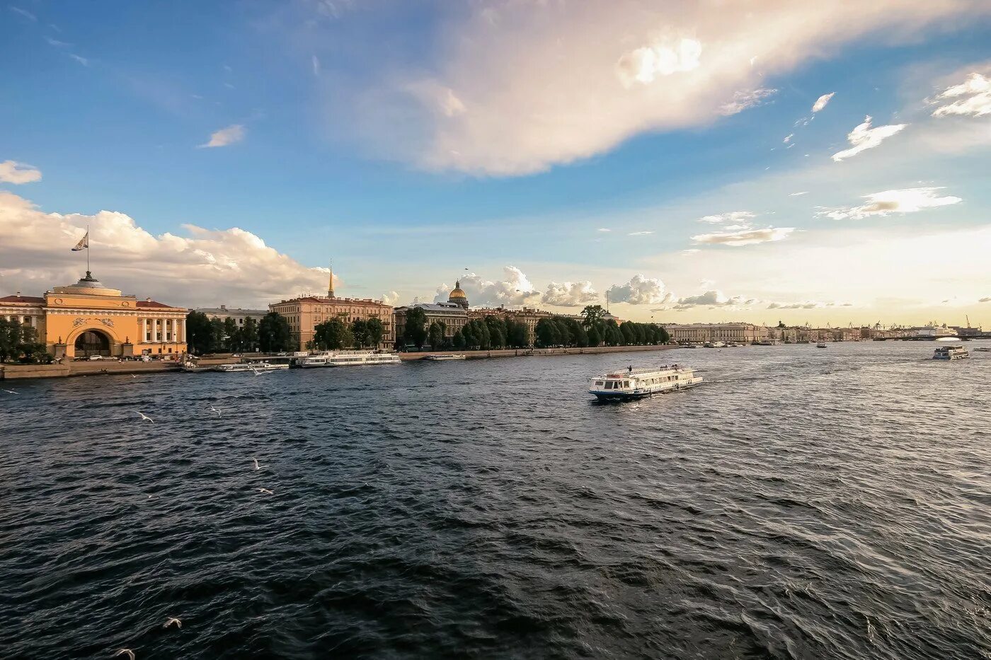 Ширина реки невы. Санкт-Петербург Нева. Питер река Нева. Река малая Нева в Санкт-Петербурге. Виды реки Невы.