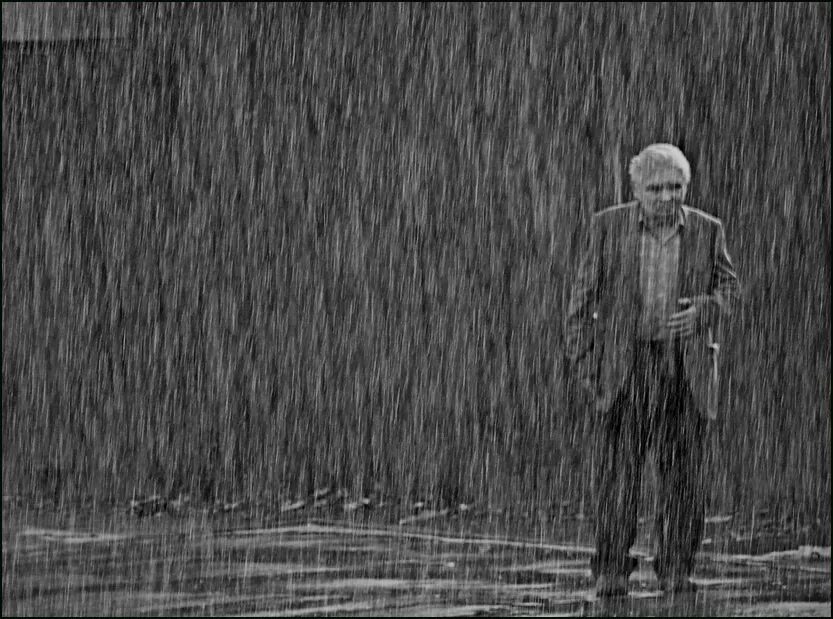Безумные дожди. Человек под дождем. Дедушка под дождем. Одинокий старик. Старик под дождем.