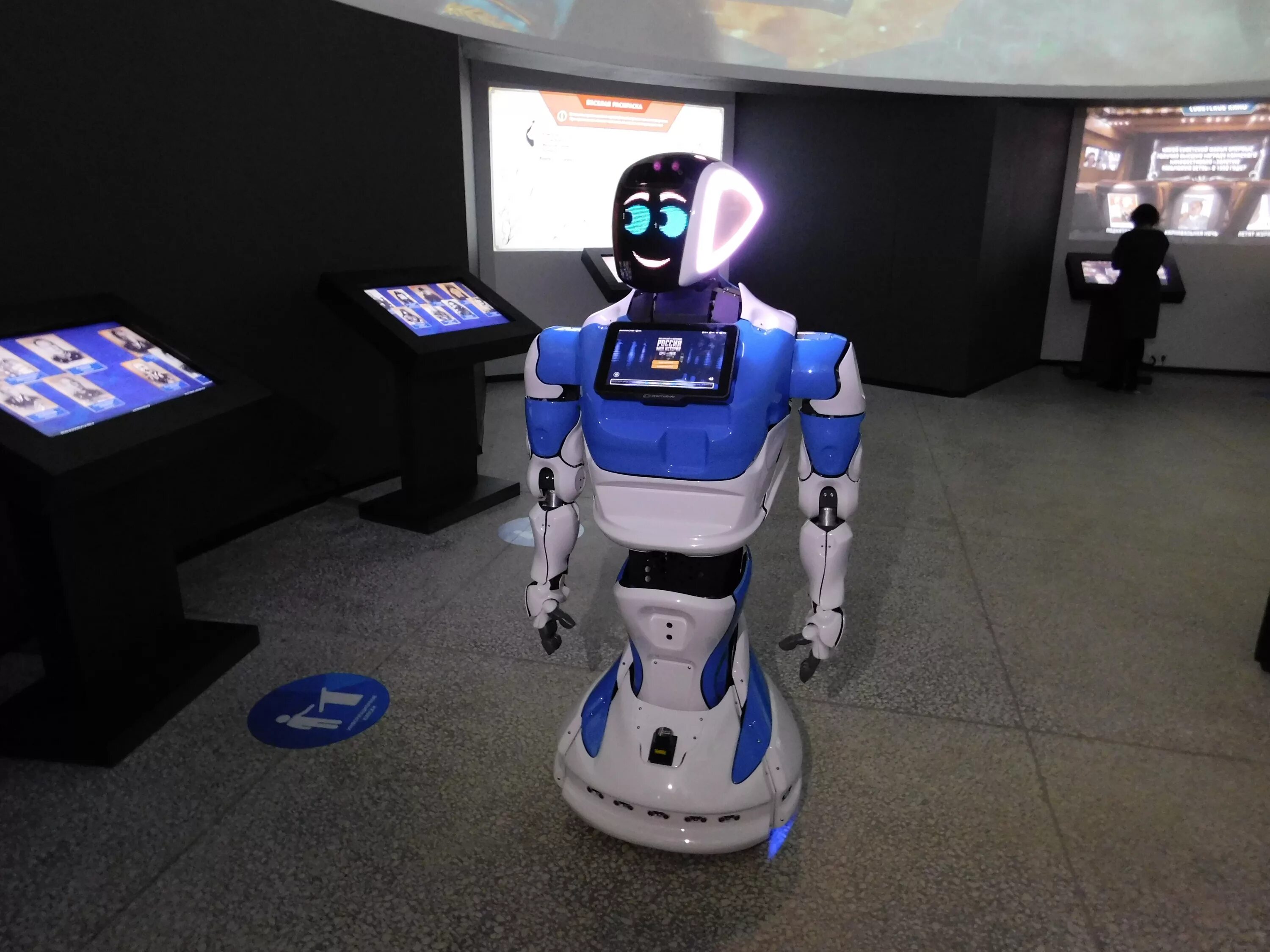 Робот российского производства. Робот промобот v4. Промобот пермь. Робот promobot v. Промобот пермь.