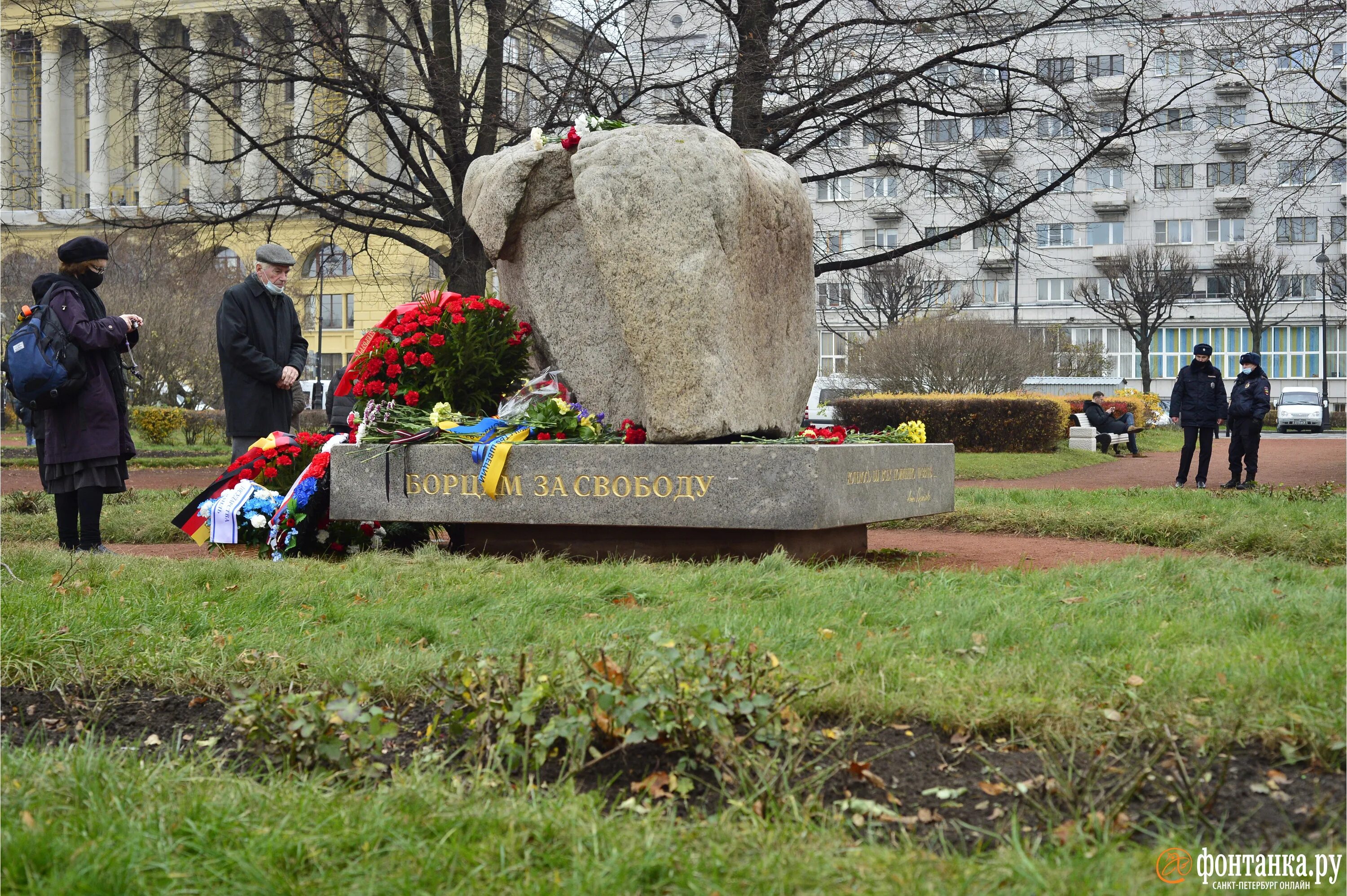 Памятник жертвам репрессий в санкт петербурге. Памятник жертвам политических репрессий (санкт-петербург). шемякин жертвам политических репрессий. памятник политическим репрессиям санкт петербург. надписи санкт-петербург памятник жертвам политических репрессий.