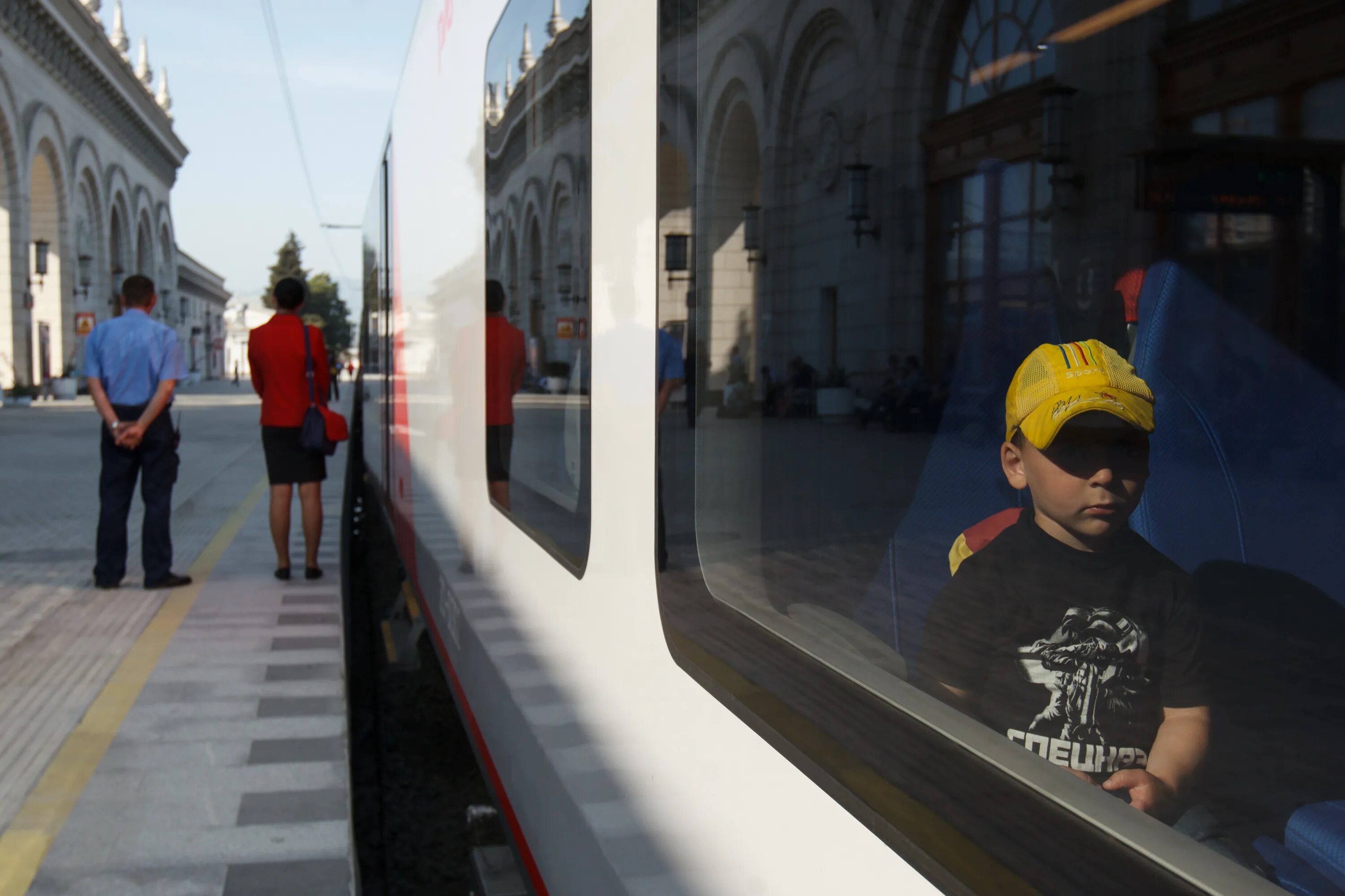 Детский поезд в Сочи. Фото Сочи поезд детский детей. Может ли ребёнок 14 лет ехать один в поезде. С 14 лет можно ездить на поезде.