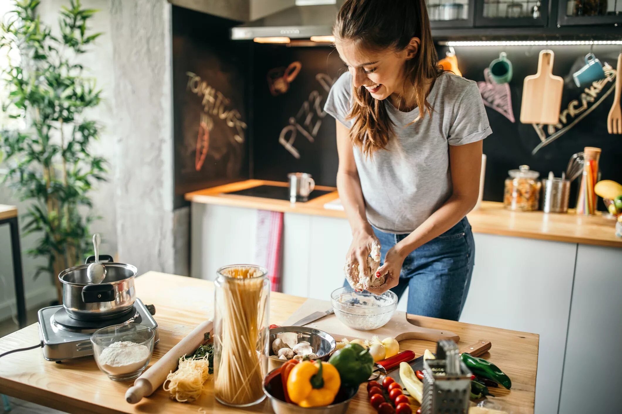 Prepare meals. Фотосессия на кухне. Женщина на кухне. Готовка на кухне. Хобби готовка.