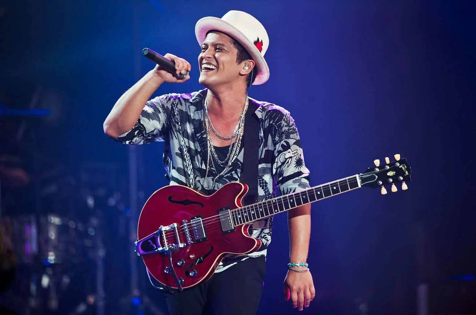 Bruno mars bruninhos theme. Бруно марс. бруно марс фото. бруно марс 2017. bruno mars с микрофоном.