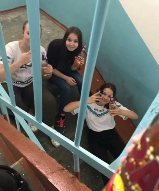 Красотку в подъезде. Подростки в подъезде. девушка в подъезде. девушки подростки в подъезде. девушкиподросткивподьезде.