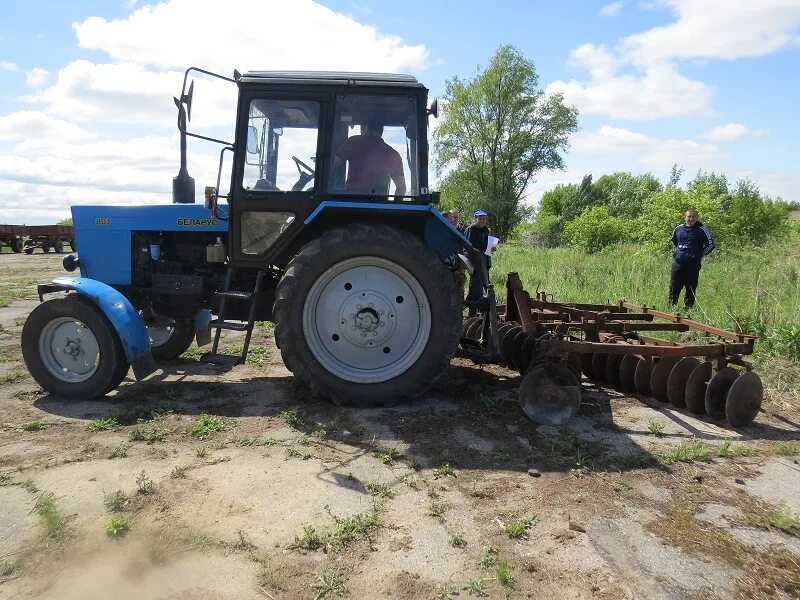 работа ступино трактористом. трактор в городе. юный тракторист. тракторист механизатор с проживанием мтз 82. механизатор сельского хозяйства.