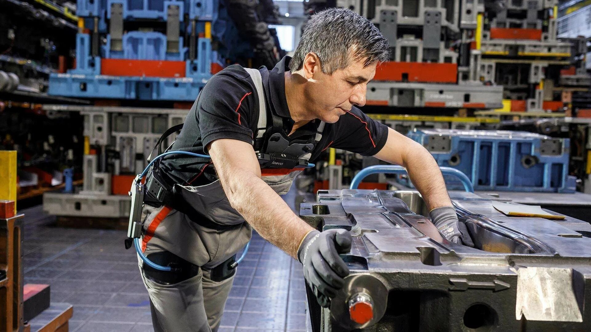 конвейерный цех. какие работы производят. тяжелое машиностроение продукция. люди на производстве. какие работы производят.